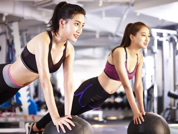 Sexede piger, der dyrker fitness