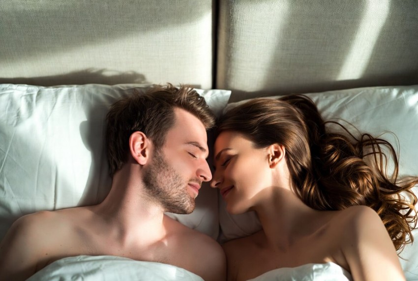 Intimt par i sengen - sex i aften og n&aelig;rhed