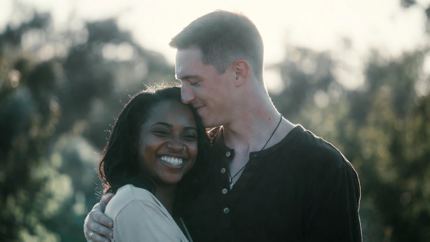 Glad og forelsket par der krammer p&aring; en date med en udl&aelig;nding.