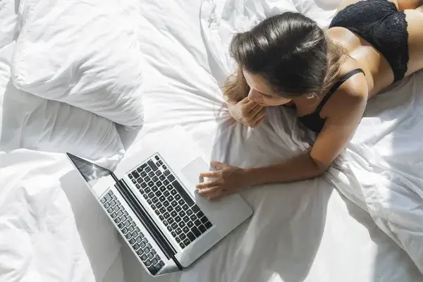 Kvinde søges, par ligger i sengen og krammer hinanden efter en sexdate