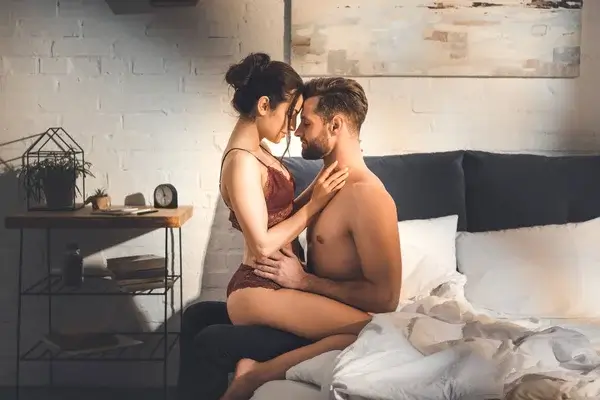 smukt sexet par omfavner hinanden i sengen
