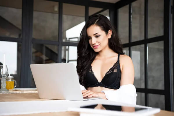 sexet pige med bærbar computer