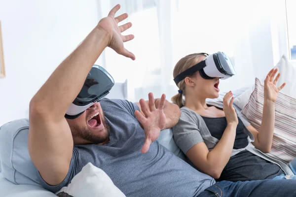et forelsket par spiller videospil med vr-briller