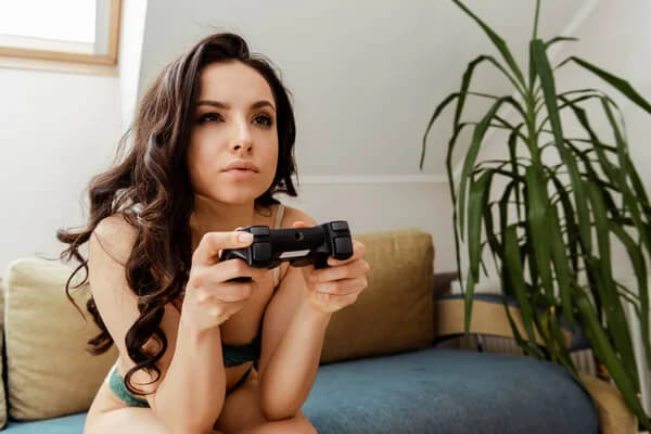 sexet pige med gamepad spiller videospil