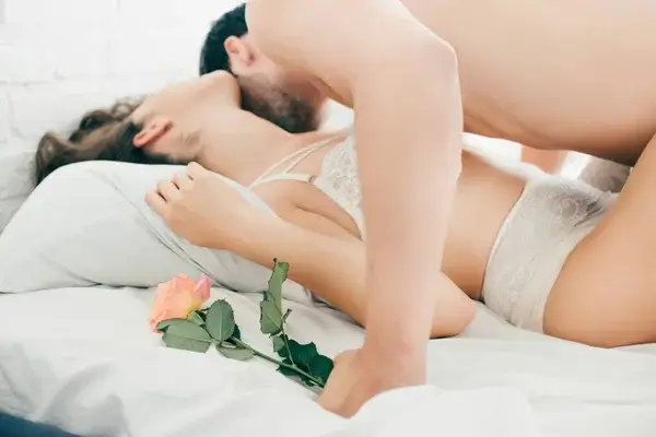 sexet par i lingeri kysser