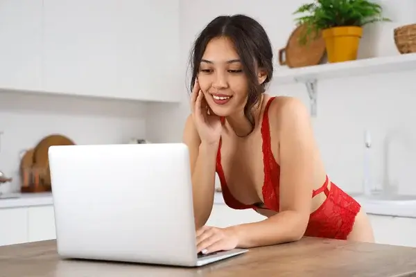 sexet pige med en bærbar computer