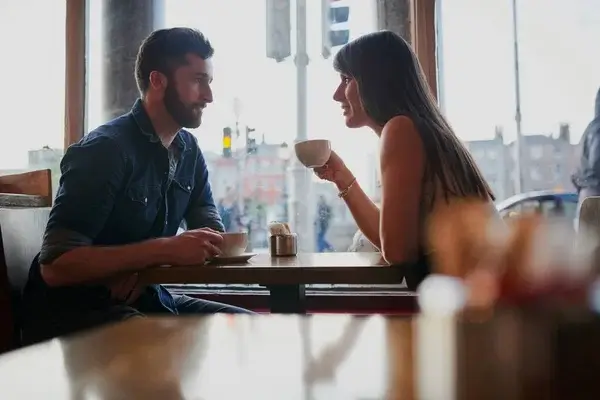 Øjenkontakt mellem en fyr og en pige på en café